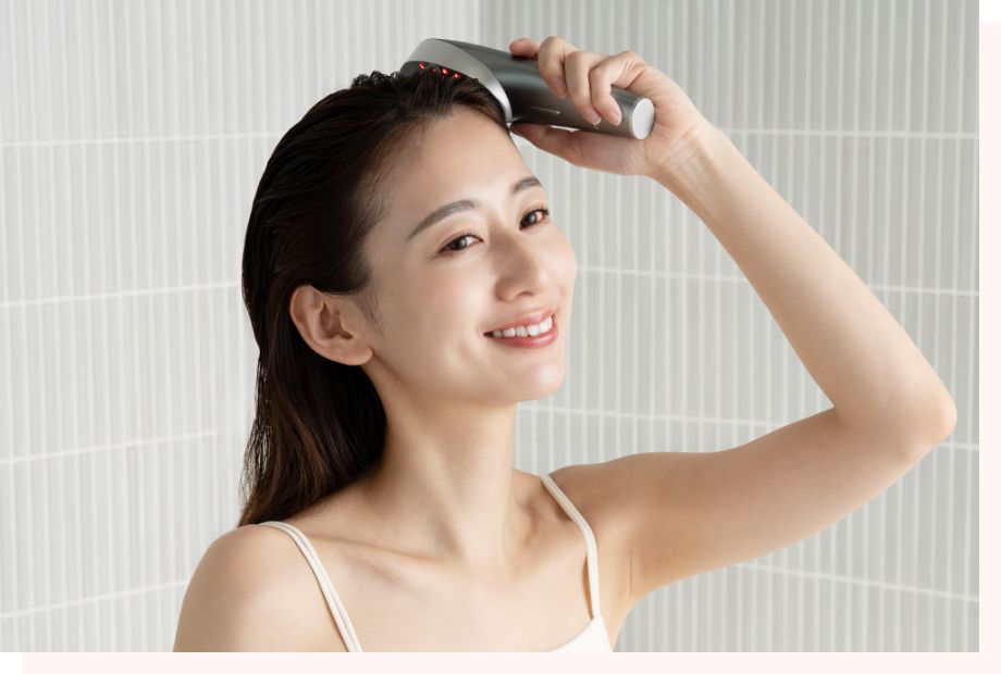 スカルプケアをする女性