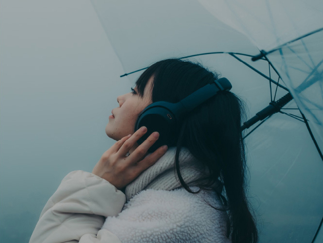 雨の日にたたずむ女性